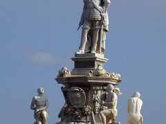 ノルマン王宮前のヴィットーリア広場に立つ彫刻。
誰なんだろう?