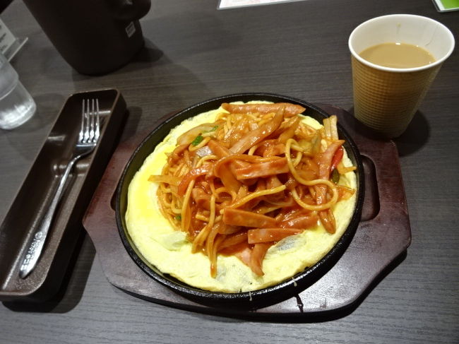 鉄板ナポリタン<br /><br />麺はあんかけスパ用と同じでしっかりした太目麺でした。<br />麺の量は選べて便利。