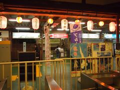 20：10　西武秩父駅着　友人たちはレッドアローの特急券を購入し改札通過。平日のこんな時間、乗客は数えるほどです。
