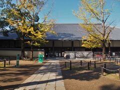 色々、予定外のお堂にも寄り道しまくってきましたが、ミュージアムって９時半からだったことをすっかり忘れちゃってました。今がちょうど９時半で、開いたところみたい。寄り道しながら来て、ちょうどよかったんだ〜。

東大寺ミュージアム
http://culturecenter.todaiji.or.jp/index.html