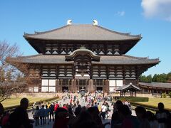 １１時半になるところです。まだ時間があるので、戒壇堂の仏像にお会いしに行く時間がありそうです。

大仏殿の前は、すでに多くの人たちであふれています。