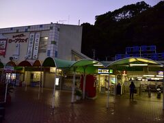 ・・・と、途中で色々と寄り道をしてしまいましたが、たどり着いた場所はココ、須磨浦公園であります
須磨浦公園の展望台から須磨海岸と神戸・明石海峡の夜景を観察してみようとやって来ました〜