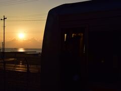 翌日の旅の始まりは、朝日が眩しい早朝の須磨駅から