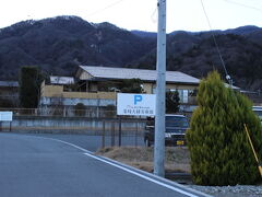韮崎大村美術館入り口駐車場と日帰り温泉、
後方は「武田の郷　白山温泉」に隣にお蕎麦やさん
美術館は道路の反対側。