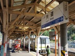 宍道駅に到着。

松江方面からの列車よりも先に到着しましたが、木次線はオールローングシートなので、席取りもへったくりもありません。

ロングシートだと景色を楽しむのがきつい区間です。

みどりのリュックはヨメ。