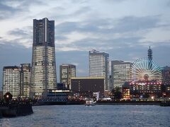 まずは大桟橋より。
ここから見る横浜の夜景が一番好きです。

まだ薄明るい17時ちょっと前。
