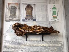 ワッフルを食べ終わった後は、再度グランプラスを見に行きました。
そこでたまたま見つけたのがセルクラースの像です。
触ると幸せになれるということだったので、撫ででおきました！