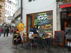 本当はこちらのお店のフリッツを朝食としたかったのですが
最初に訪れた時間が早すぎたのか (10時40分ぐらいでした) 
開店するまでワッフルを食べたり、セルクラースの像を見たりと
時間を潰していました。