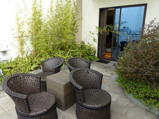 ホテルの部屋のベランダでくつろぎました。