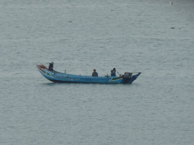 遠くに釣りをする漁船が見えたり。