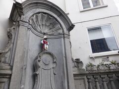 三大がっかり！？の小便小僧〜！
朝はなにも着ていなかったのに、次通ったら着替えておられましたｗ
世界一衣装を持っているそうですね！