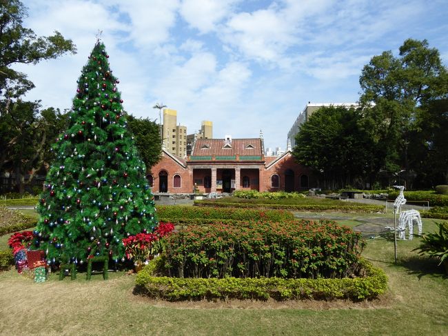 紅毛城の周りは、そのほかにも歴史的建造物が多いです。紅毛城に隣接している真理大学にある牛津学堂（理学堂大書院）。ここも無料で入れます。