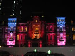 東京駅赤レンガ駅舎もフルカラーLDE照明によってカラフルにライトアップされています｡