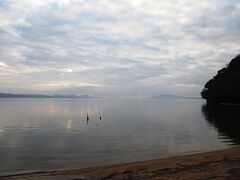 宍道湖畔で よく見られる景色だ

ちなみに天気が良ければ この前方に
「日本の夕日百選」 宍道湖の夕日が見られるが

残念ながら この日は曇りにつき
見られたのは しじみだけだった…