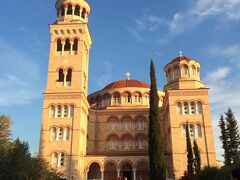 最後の島・エギナ島ではツアーバスに乗り、まずギリシャ正教会のネクタリオス教会へ。
ネクタリオスはギリシャ正教の聖人で、彼の遺体が安置されている柩がありました。
その柩に耳をつけると何か聞こえると言われて、やってみたけど私には何も聞こえませんでした…