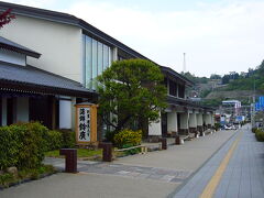 食後、大涌谷の黒玉子を目指して、出発！・・・すると間もなく、あの箱根駅伝の中継地点としても有名な鈴廣さんを発見！

ね、見たことあるでしょ、この風景。
近年、母校の駅伝部が毎年出場しているので、初めて来たのになんだか馴染み深い感じがｗ

お互いの実家へのお土産を買って、そのままクール便で送っちゃいました。
