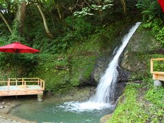 ここに来てみたかった！
貴船の川床とは全然違いますけど、これは真夏でも涼やかですね♪



