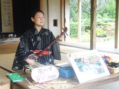 喜舎場邸で美しいお人が三線（さんしん）を奏でられていました。