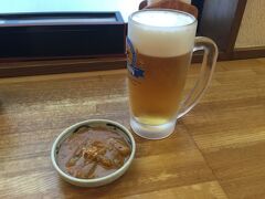 宮古駅前の「蛇の目」に入店。
まずはビール。
お通しの塩辛がとても美味しかった。