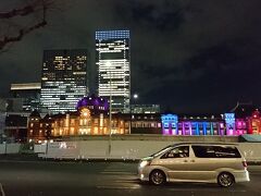 東京駅周辺は大混雑！！

通行規制もあったりで、なかなか友人のもとへたどり着けず...
駅舎はカラフルにライトアップされていました。

んー、囲いがジャマ〜(´з｀)