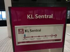 KL Sentral駅から、KLIA Transitでプトラジャヤ駅に向かいます。
