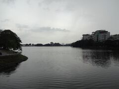 １５分ほど歩いて西湖に到着。なんとも色どりの少ない景色です...