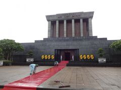 こちらが廟の正面です。
おじさんたちが雨で濡れたレッドカーペットを頑張って掃除しています。