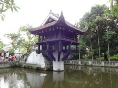 ホーチミン廟のすぐお隣にある一柱寺です。
小さな池の周りは観光客でごった返していて、なかなかいいアングルで写真が撮れません。
高湿の中の人混みは非常に蒸し蒸しです。