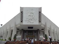 お次は一柱寺のすぐ隣にあるホーチミン博物館です。