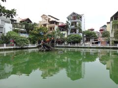 B52池に到着。
こちらは撃ち落とされたB52が墜落した池で、スクラップのような塊がB52の残骸だそうです。
水面は綺麗な緑色をしていますが、おそらく相当汚いです。