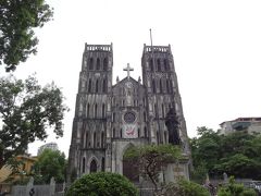 古い歩き方の失態その１
歩き方に記載されていた旅行会社でハロン湾ツアーの申し込むべく地図にある場所に行ったのですが、ホテルやマッサージ店しか見当たりません。どうも移転したようで周辺を歩き回ったり地元の人に聞いたりしながらどうにか新店舗を見つけて翌日のツアーを申し込むことができました。

気を取り直し、続いてやって来たのはハノイ大教会です。
中には入れなかったので外からのみです。