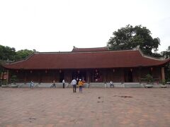 昼食にフォーを食べ（写真なし）、食後にやってきたのは文廟です。