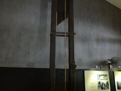 お次はホアロー収容所です。
ギロチンなどかなりリアルな展示品が多くありました。
