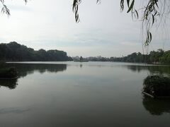 続いてハノイ市民の憩いの場、ホアンキエム湖にやって来ました。