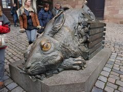 デューラーの家の近くにあるウサギの像。ジブリに出てきそうな感じの少し奇妙な表情。