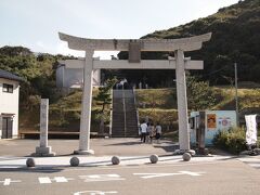 道の駅の駐車場の真ん中に白兎神社の鳥居がありました。たくさんの参拝の方でにぎやかです。