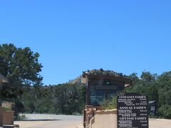 ビジターセンターを出てから、国立公園のゲートを通って、メサヴェルデ国立公園内に入っていきます。

車１台＄１５ですが、アニュアルパスを持っているので、そのまま通過

