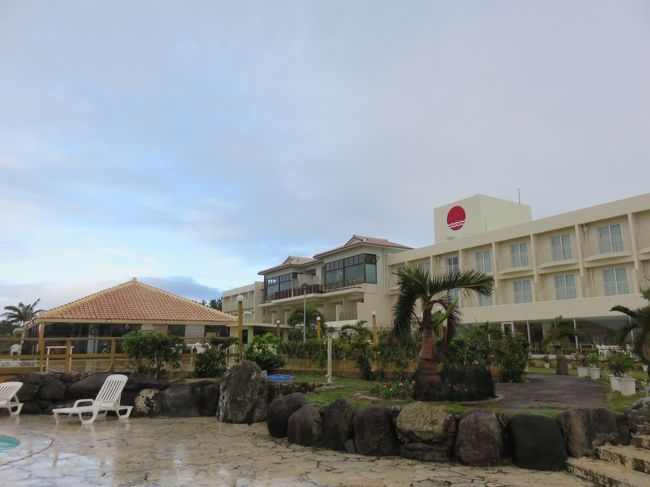 ホテルの外観<br />ビーチに面したお庭