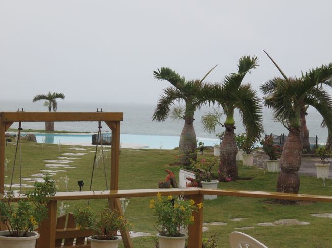 ホテルの庭から海に降りられます。