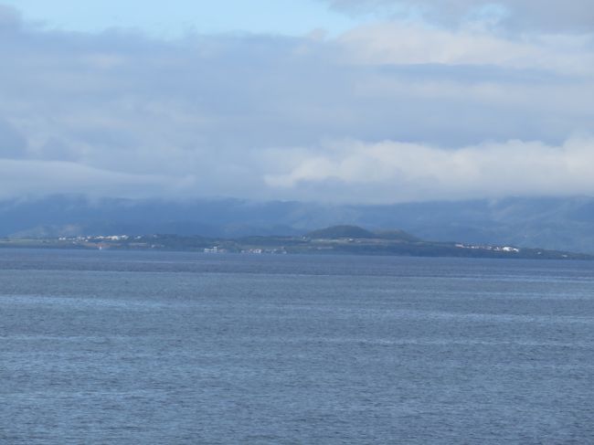 前が小浜島<br />後ろの山々は西表島