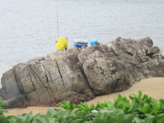 小雨の中、釣り人