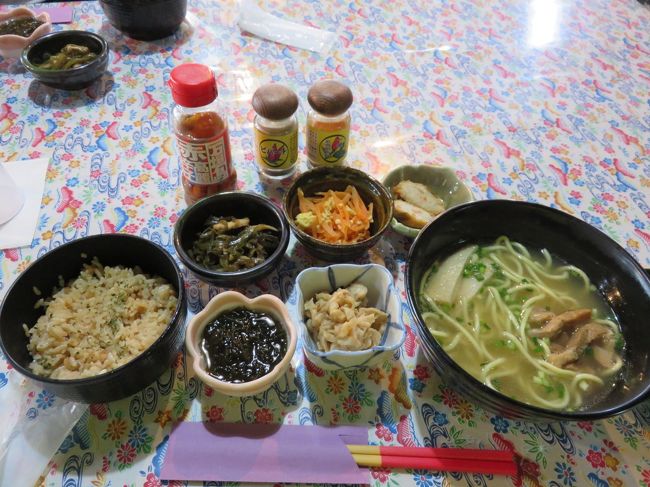 やいま村にてランチ<br />沖縄そばと炊き込みご飯<br />おそばにビパーチ（こしょうみたいなもの）をかけたら美味しくて！<br />空港でビパーチ買いました〜