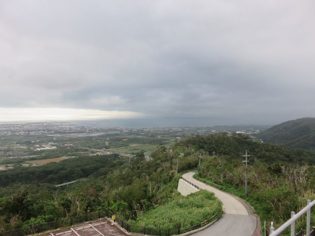 あいにくの曇でしたが、ガイドさんが三線で弾き語りをしてくれました