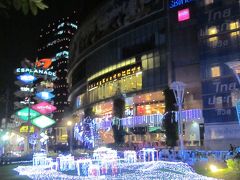 週末なんで近くのナイトバザールへ行ってみました。

徒歩１０分のショッピングモール「エスプラネード」、クリスマスのイルミネーションが一面を飾るようで綺麗でした！。
ここには日本企業のレストランチェーンが集ってるので恋しい時は便利です。