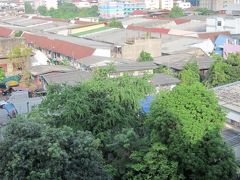 １２/２０（日）　昨日は熟睡でした…、持ちいい朝です！。

７階部屋のベランダから眺めると、ここが下町だとよく判ります。鳥の声もよく聞こえるので気分も爽やかです。
朝食はここにテーブルと椅子を持って来て頂きます。