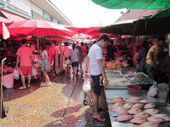 バス停から１３６番に乗ってクロントゥーイ終点で下車。
徒歩直ぐ「クロントゥーイ市場」、今でも庶民の台所としてに賑わってます。

まず、生鮮コーナーから見ていきましょう?～、ここは鮮魚ブロックですね。

