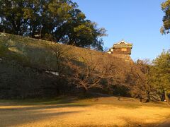身を切るような寒さの中、やってきたのは熊本城。
しかし早過ぎて開いて、ない笑

せっかくだからちゃんと見たかったのですが、後ろの時間もあるため、お堀の周りをくるくる歩いて上手いこと熊本城が見れるところを探します。