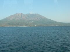 高速船トッピーから桜島を撮った。
頂上から少しもくもくと噴煙が見える。
屋久島の宮之浦港まで２時間。