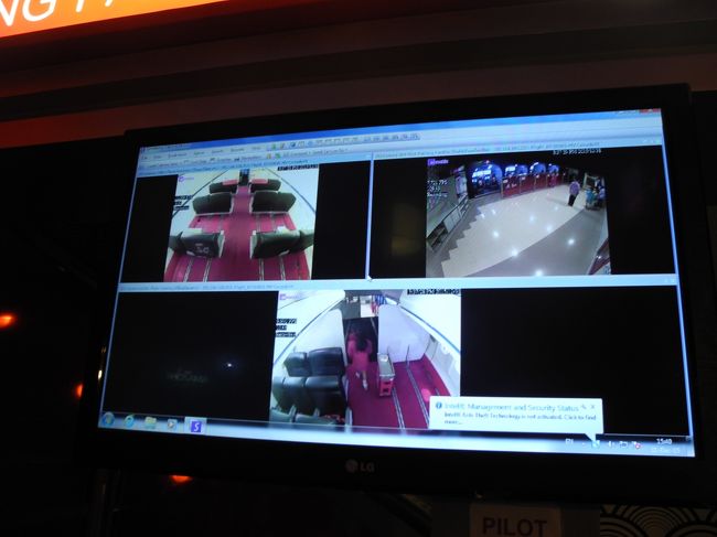 大人は入れませんが、モニターで中の様子を見れます。