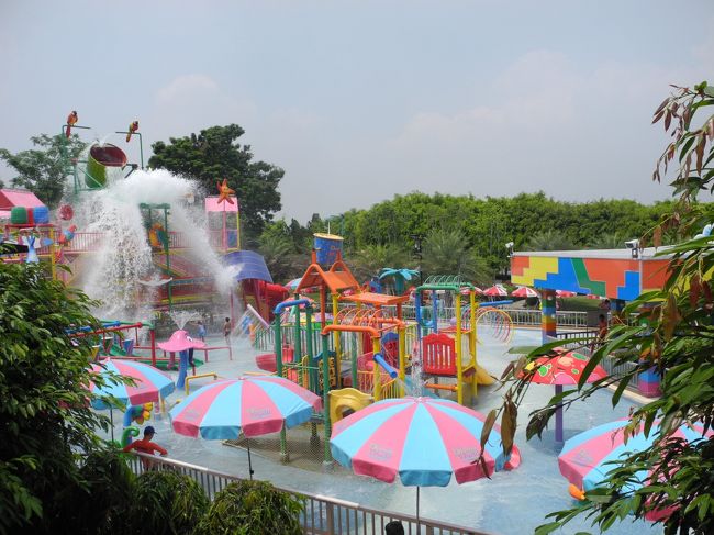 園内には、ウォーターワールドもあります。